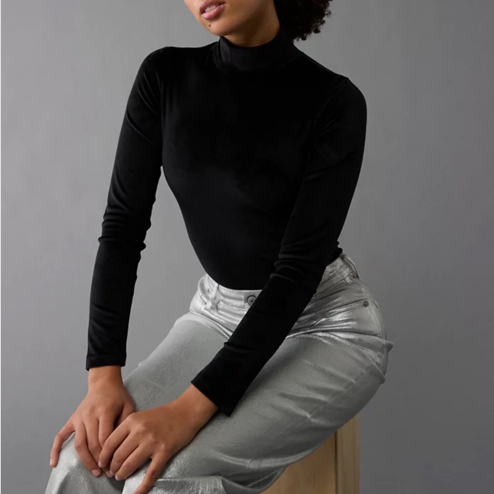 American Eagle- NWT Black Long-Sleeve Mock Neck Velvet Bodysuit Size Medium